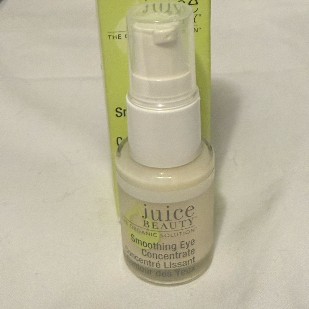 Juice Beauty Smoothing Eye Concentrate in Green and White